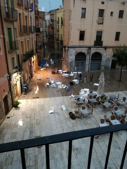 La forta tempesta de pluja i vent que aquest dimecres ha afectat al Camp de Tarragona ha deixat un rastre de desperfectes que moltes poblacions.