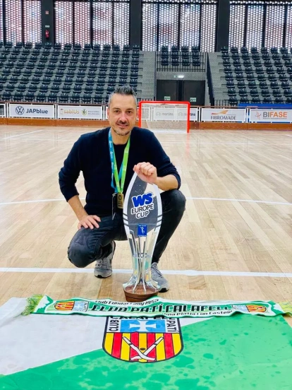 El técnico Ferran López con el título de la WS Europe Cup.