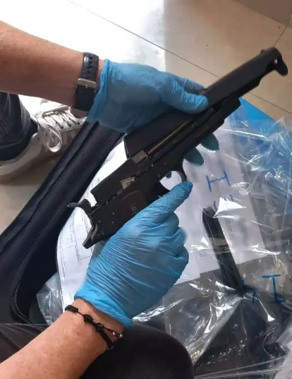 Arma de foc simulada trobada durant el registre a Boscos.