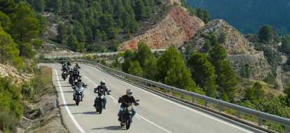Imagen de un grupo de motoristas durante una salida por la sierra del Montsant.