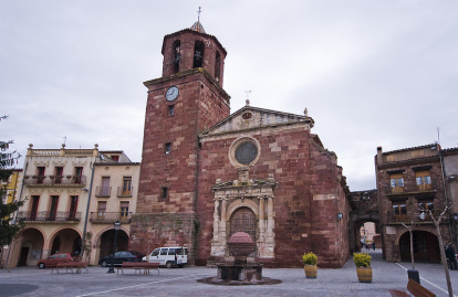 Imagen de la fachada de la Iglesia de Prades con su característica piedra roja.