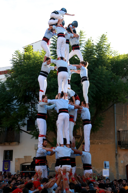 5 de 7 amb l'agulla descarregat pels Nens de la Torre en la primera jornada del Concurs de Castells