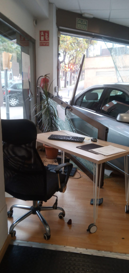 El responsable estaba trabajando en la mesa cuando ha sucedido el accidente, salvándose por pocos centímetros de recibir el impacto.