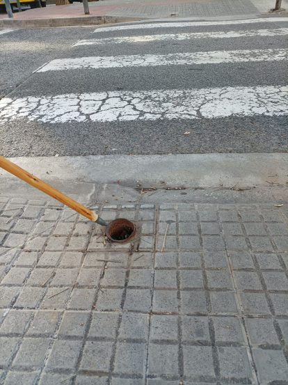 Imatge de la pilona tallada que ha provocat l'ensopegada de la senyora gran.