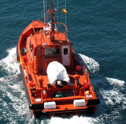 Imagen de la Salvamar Achernar durante el rescate.