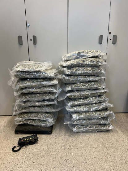 Imatge dels paquets localitzats al maleter del detingut.