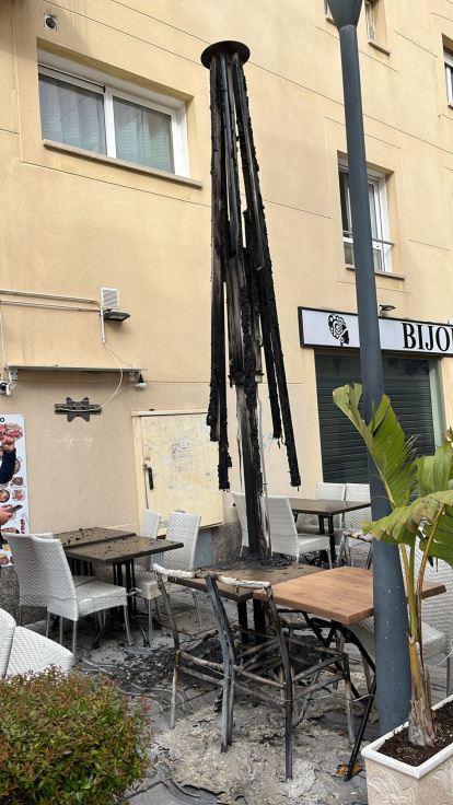 Imagen de uno de los locales afectados por uno de los incendios en Cambrils.