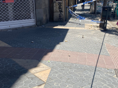 Imagen de las piezas que han caído en la calle.