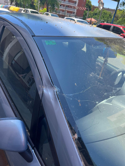 Imagen de uno de los coches dañados
