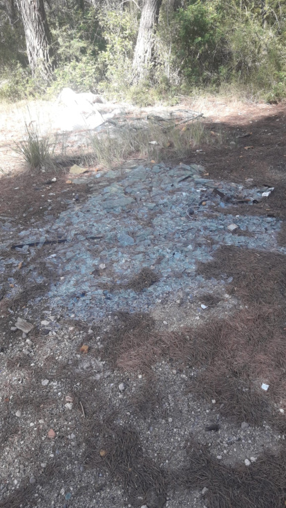 Imagen de la presencia de vidrio en el vertedero ilegal de Sant Salvador.
