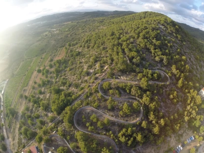 El tobogán mide 700 metros y atraviesa una montaña.