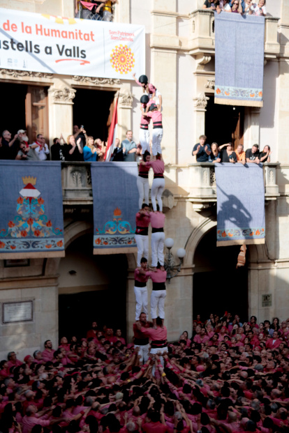 Aleta del 2 de 8 sense folre carregat per la Colla Vella dels Xiquets de Valls durant la tercera ronda de la diada de Santa Úrsula 2025