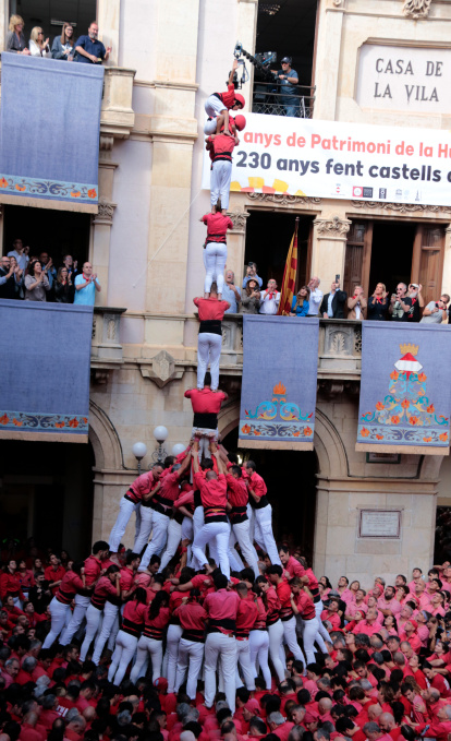 Aleta del 2 de 9 amb folre i manilles descarregat per la Colla Joves dels Xiquets de Valls durant la segona ronda de la diada castellera de Santa Úrsula 2025