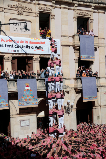 4 de 9 sense folre descarregat per la Colla Vella Xiquets de Valls durant la primera ronda de la diada de Santa Úrsula 2025