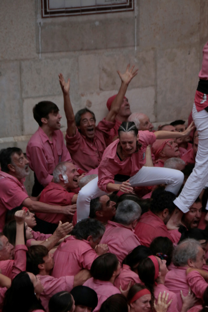 Celebració del 4 de 10 amb folre i manilles descarregat per la Colla Vella dels Xiquets de Valls durant la segona ronda de la diada castellera de Santa Úrsula 2025