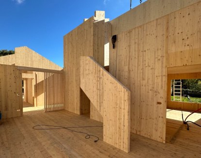 Estructura d’una casa de fusta laminada encreuada (CLT).
