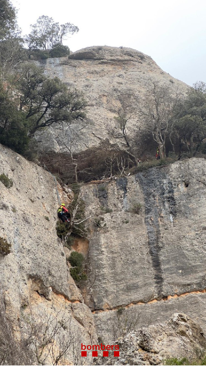 Rescat insòlit a la Morera de Montsant: rellisca per un cingle però ...
